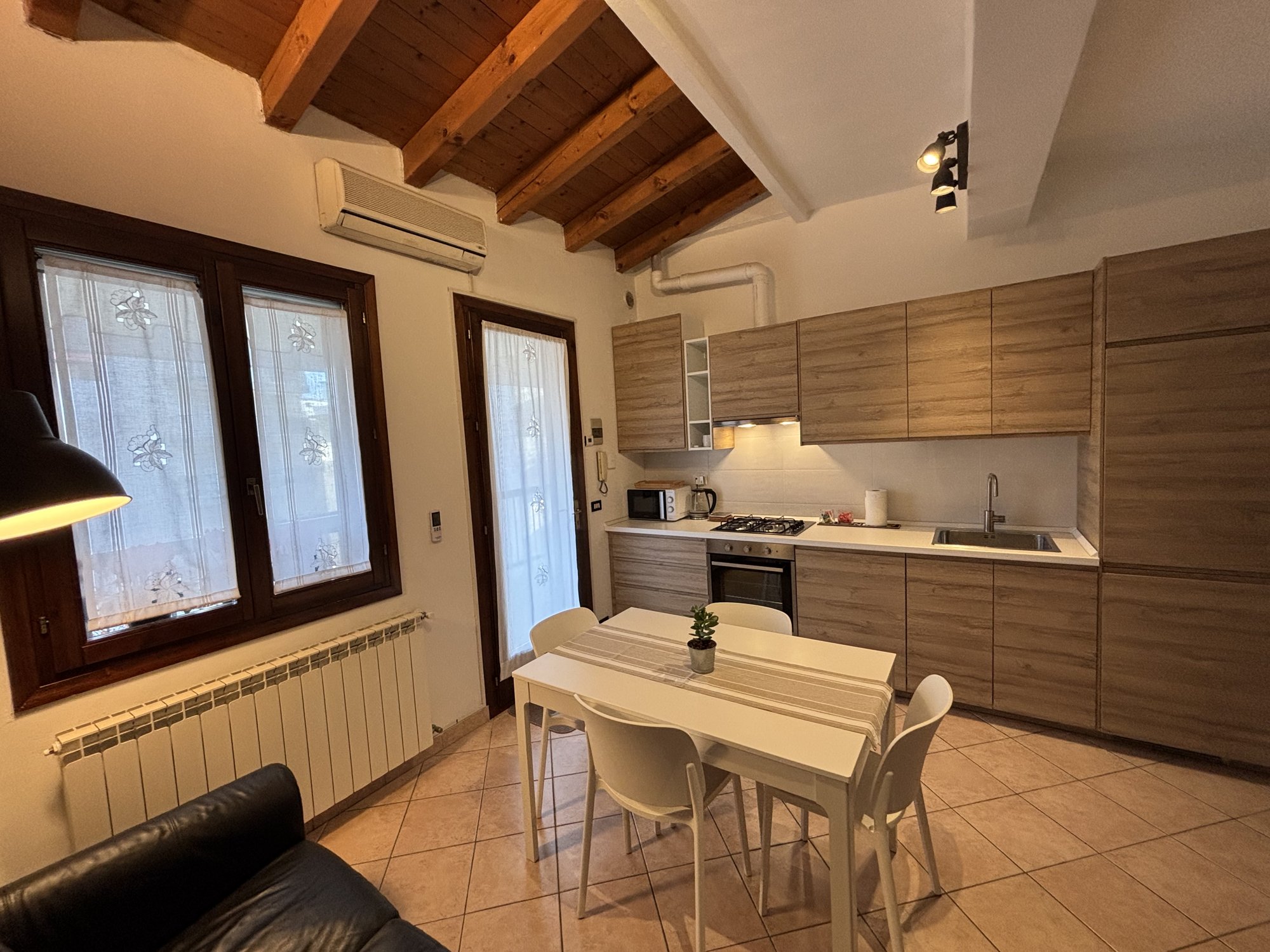Cucina, vista dalle finestre