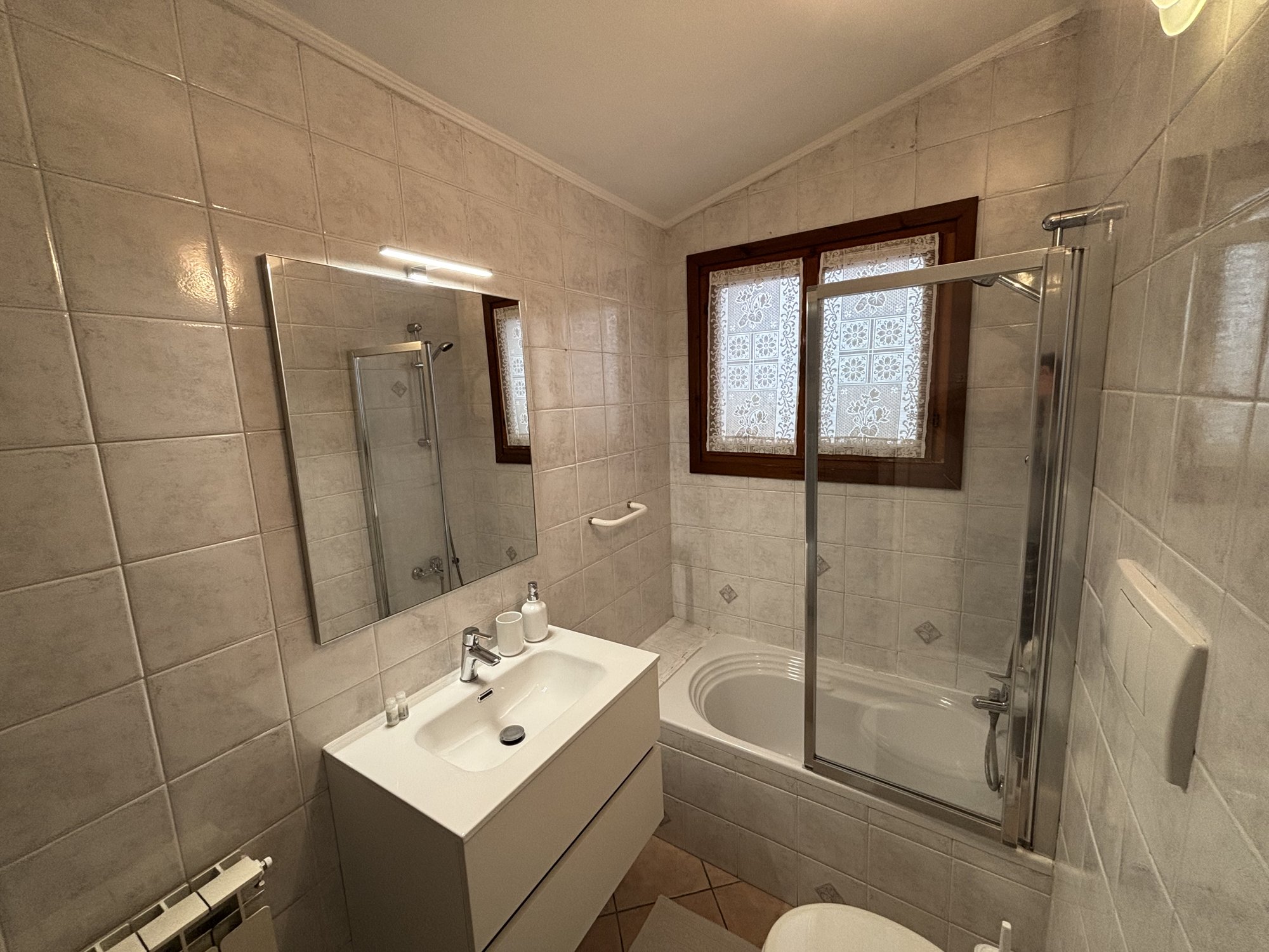 Bagno con vasca e box doccia