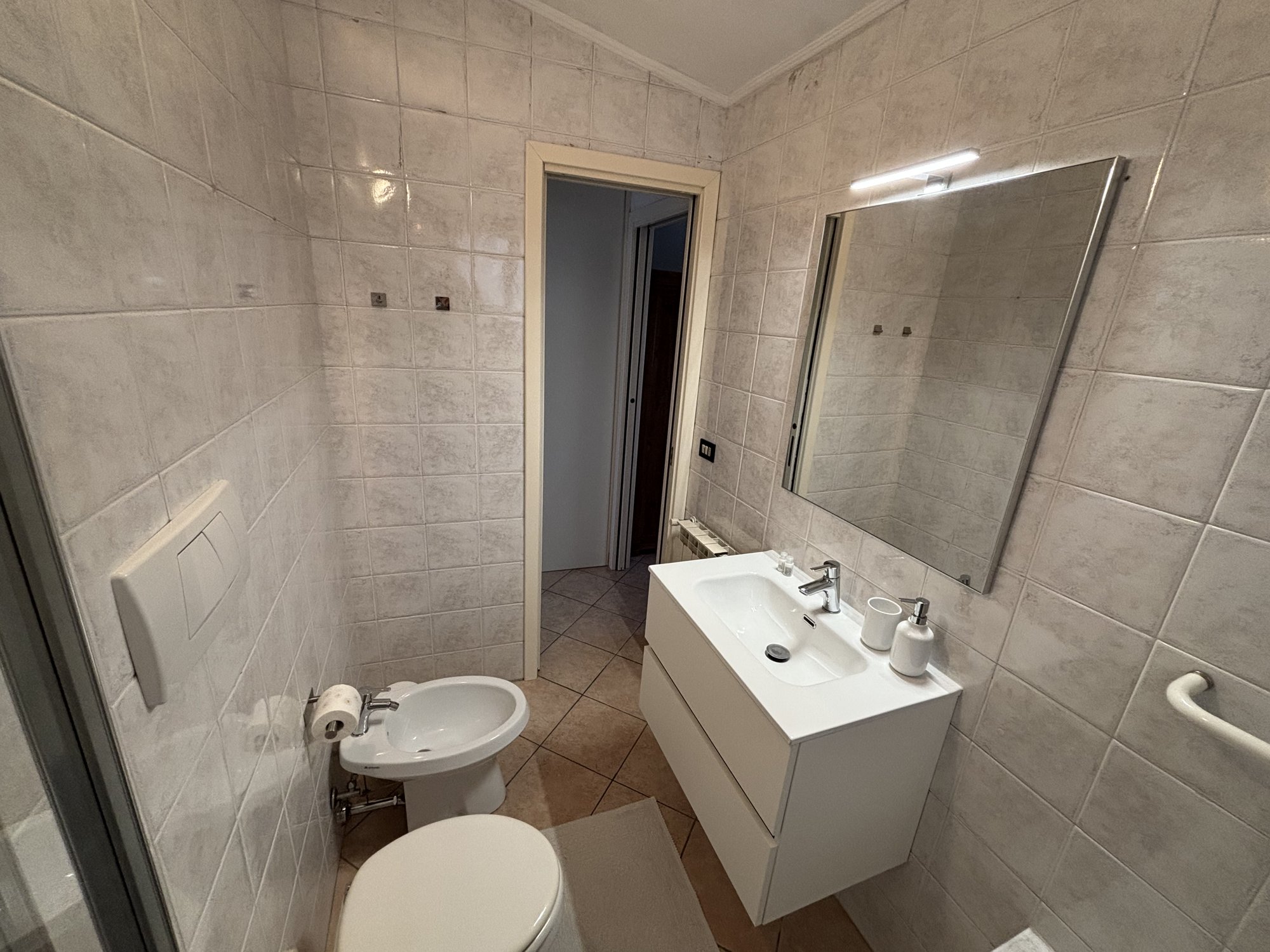 Bagno con lavabo e bidet